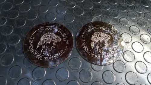 Tapas O Posavasos De Acrílico Antiguos- In Hoc Signo Vinces Marrón