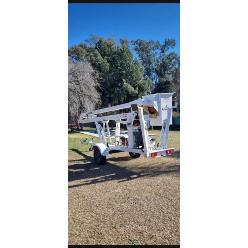 Elevador Articulado / Grúa De Arrastre con patas hidráulicas.