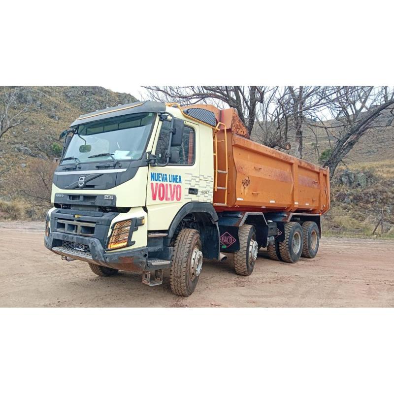 Camion volvo 2015 108.000 km reales 8x4 volcadora 24 metros cordoba te 3541221411