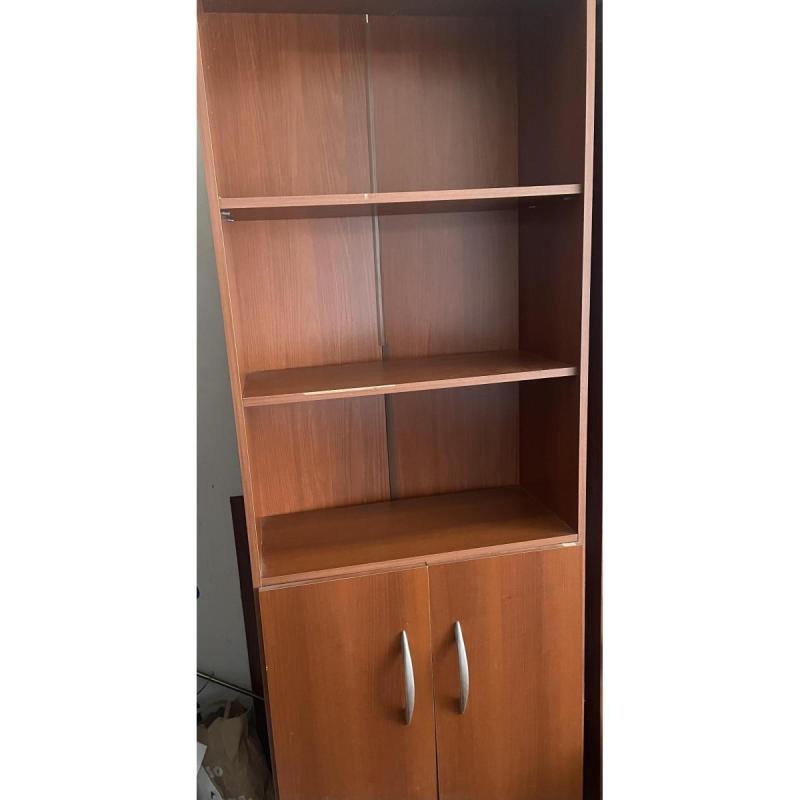 Vendo biblioteca usada