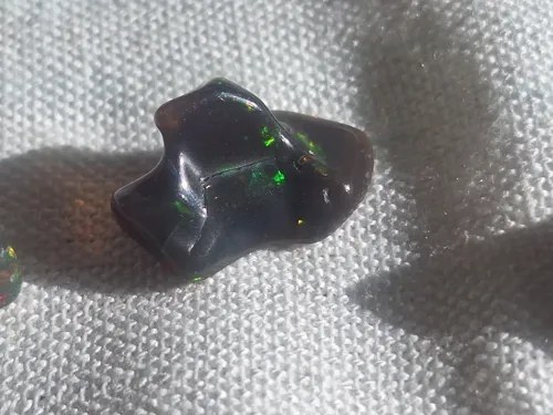 Opalo Negro, Etiopia Negro Con Iridiscencias Verdes, Azules, Rojas Y Doradas
