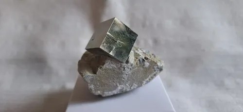 Pirita Cubica En Matriz, Navajun - (cubo 2 X 2 Cmts Aprox.) Plateado