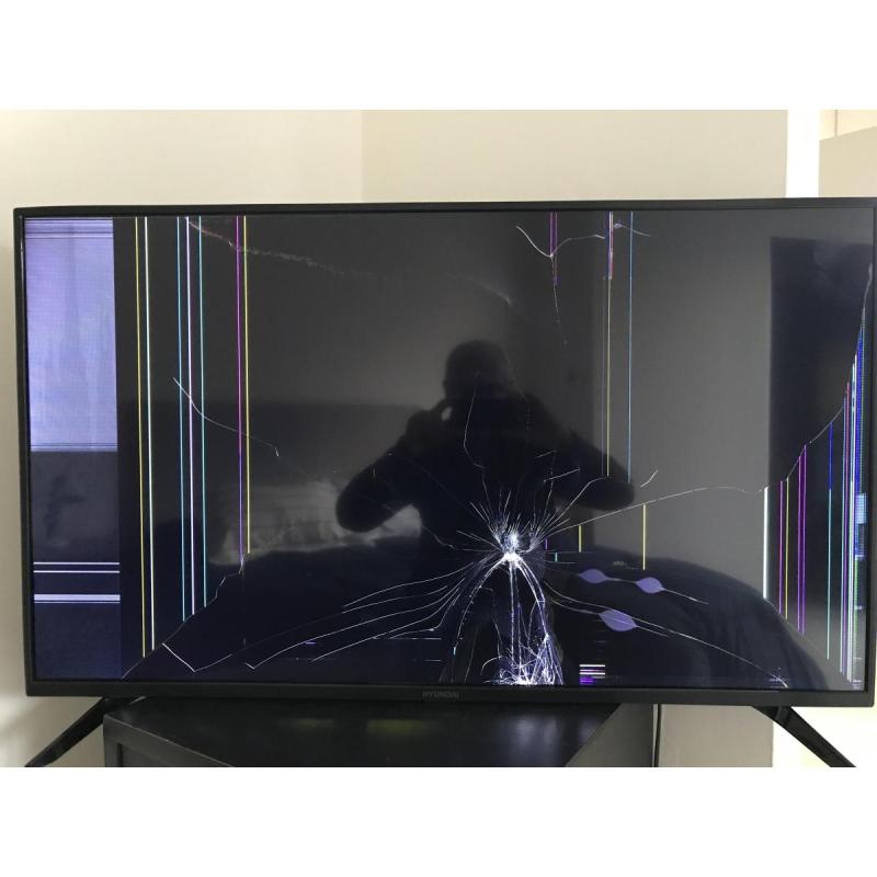 TV Hyundai PARA REPUESTO, PANTALLA ROTA. Modelo 43" full HD Android TV