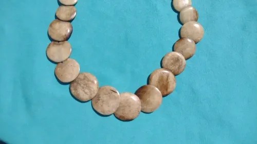 Collar Viejo Hueso Tallado Consultar Stock Beige - 2