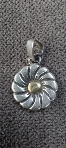 Medalla Dije Flor Plata Y Oro. Consultar Stock Plateado