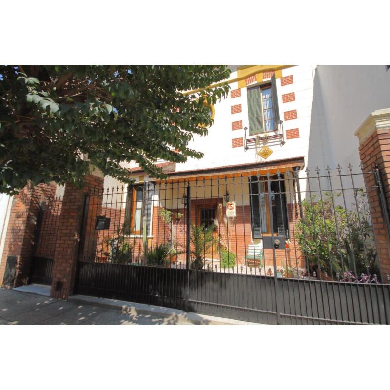 Morón 3918: casa de 7amb. + 2 patios + terraza