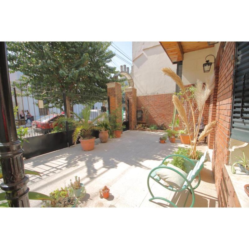 Morón 3918: casa de 7amb. + 2 patios + terraza - 2