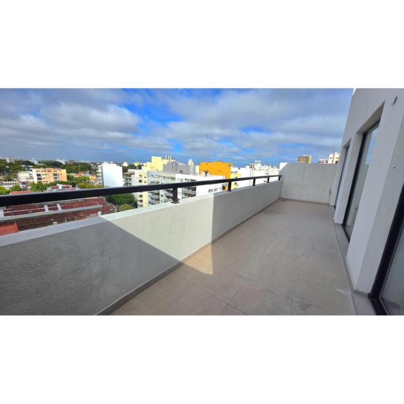 Av. Rivadavia 8879: DEPTO. 2amb. + balcón corrido + terraza + baulera.
