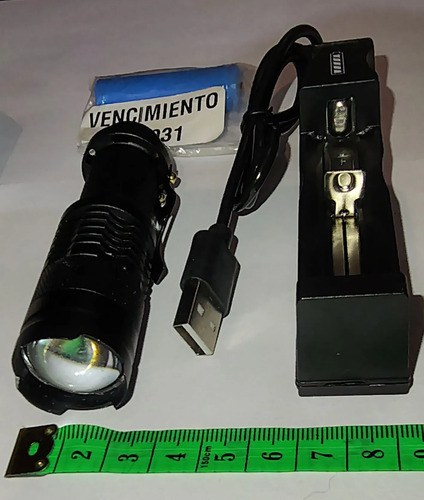 Linterna De Bolsillo Metalica + Bate Recarg + Cargador Blanco Negro