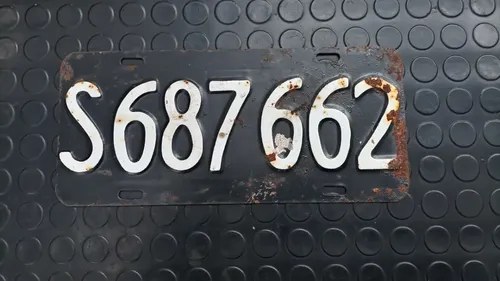 Chapa Patente Automotor Antigua Negro Con Caracteres Blancos Y Zonas Con Óxido