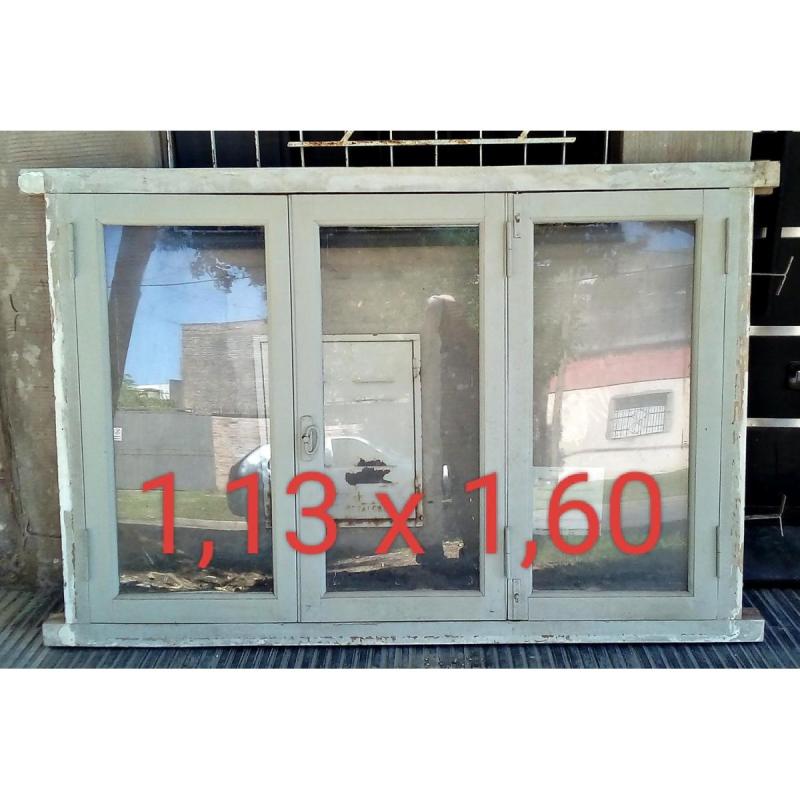 Ventana de madera tres hojas.