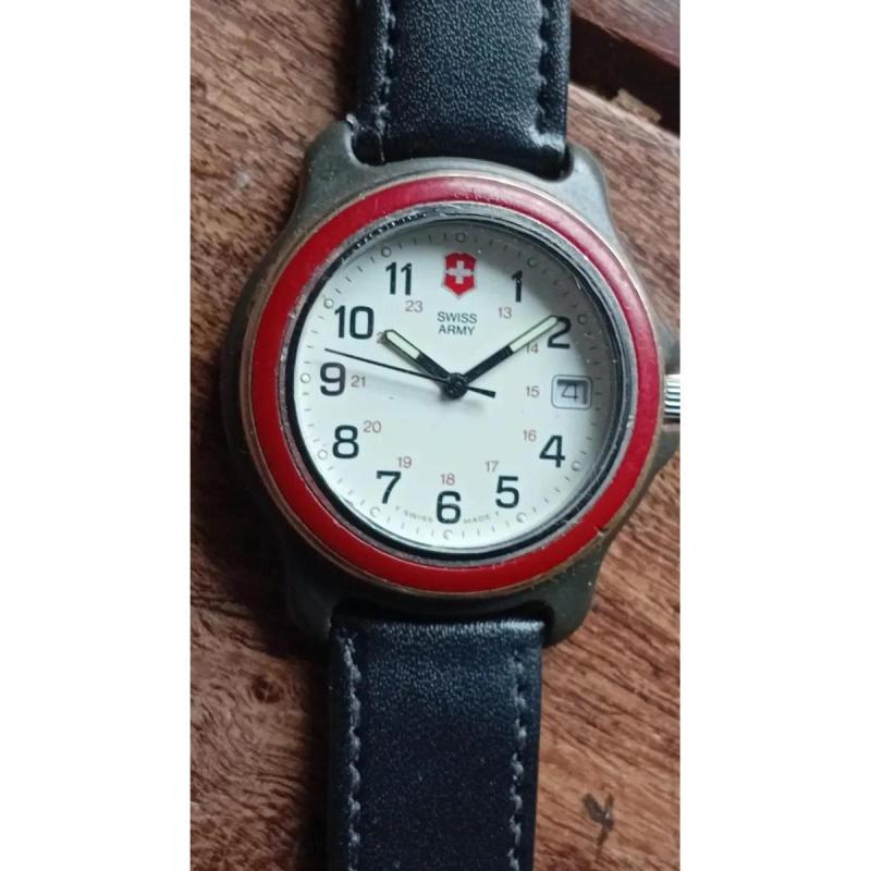 Reloj Victorinox Swiss Army Analógico Bisel Rojo