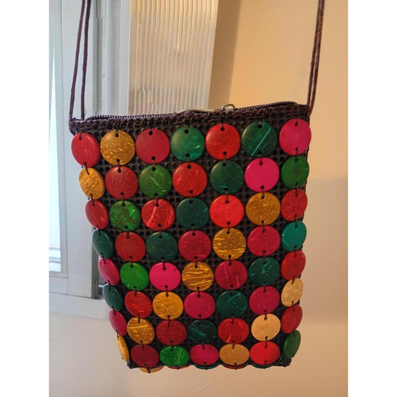 Cartera colgante trabajada a mano