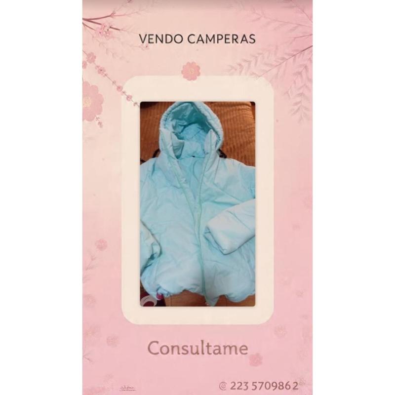 Campera con capucha color agua marina