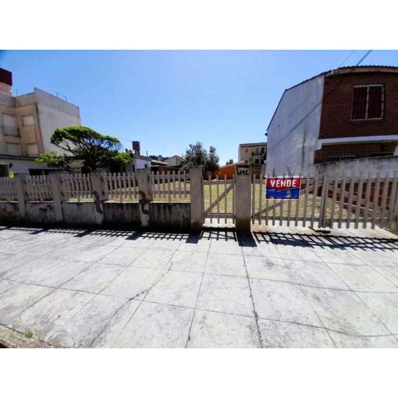 Lote Con Cuatro Departamentos En Muy Buen Estado A 1 Cuadra Y Media Del Mar