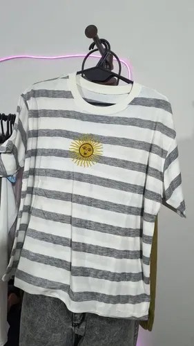 Remera De Argentina Sol De Mayo Rayas Finitas Colores Varios Gris Sol De Mayo Unico Bordado - 2