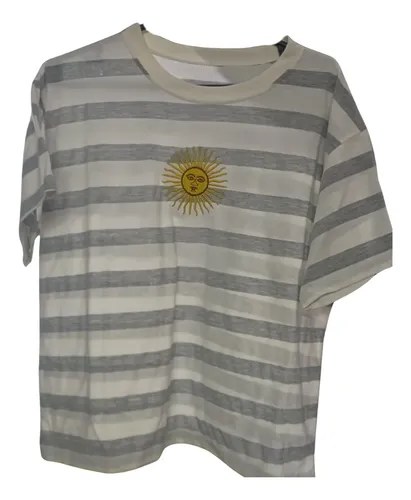 Remera De Argentina Sol De Mayo Rayas Finitas Colores Varios Gris Sol De Mayo Unico Bordado - 3