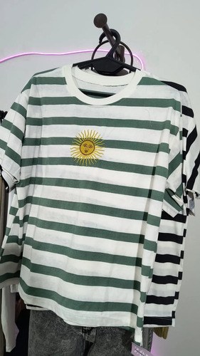 Remera De Argentina Sol De Mayo Rayas Finitas Colores Varios Verde Sol De Mayo Unico Bordado - 3