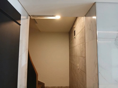 Departamento Con Balcon, Al Frente, Luminoso, Cercano Subte B Y Parque Centenario.