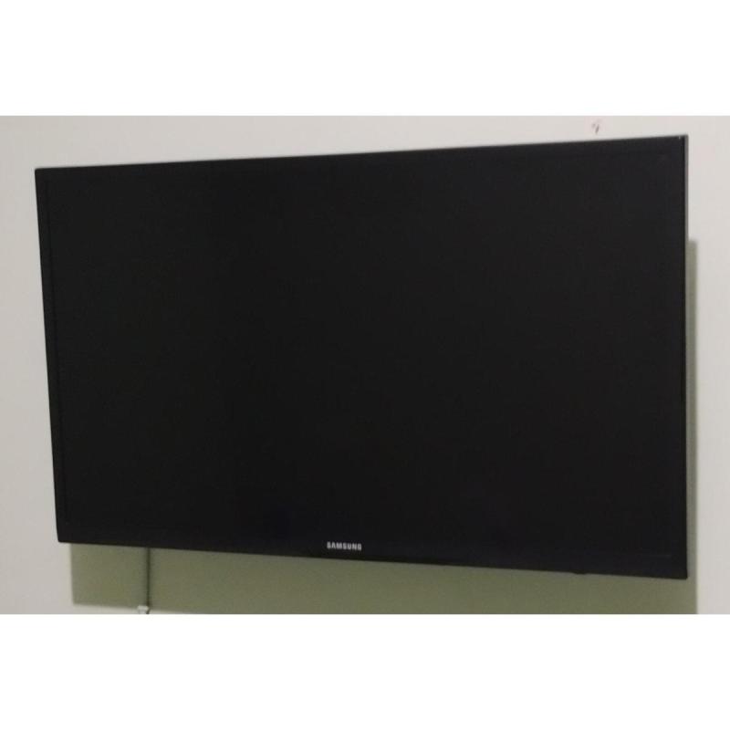 TV LED Samsung 32¨ con soporte de pared