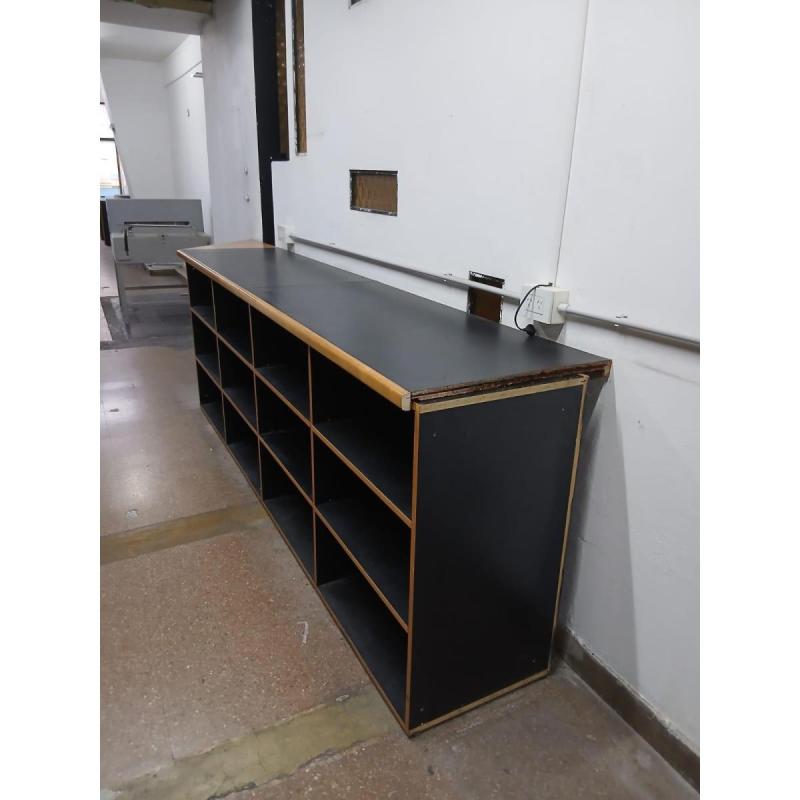 Mostrador de madera, 2.70m de largo x 0.60m de ancho x 0.94m de alto