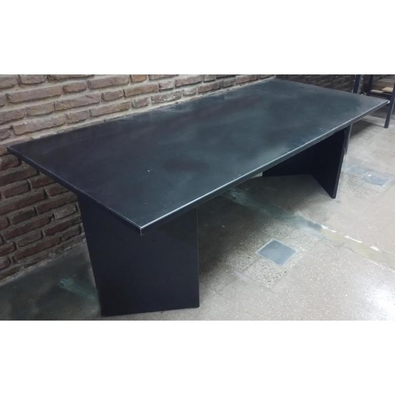 Mesa de madera tipo directorio, con 2 bases de madera en L
