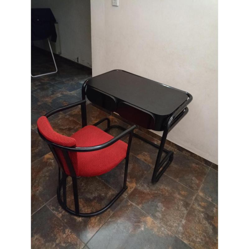 Escritorio Negro de Diseño + Silla Roja