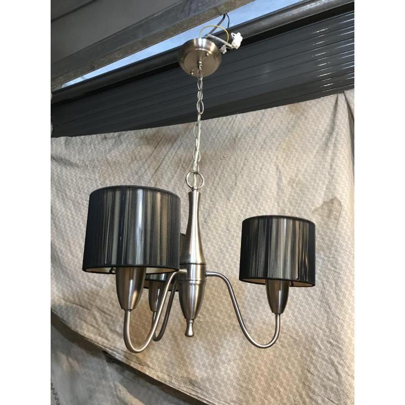 Hermosa lámpara colgante 3 luces en metal plateado, como nueva!