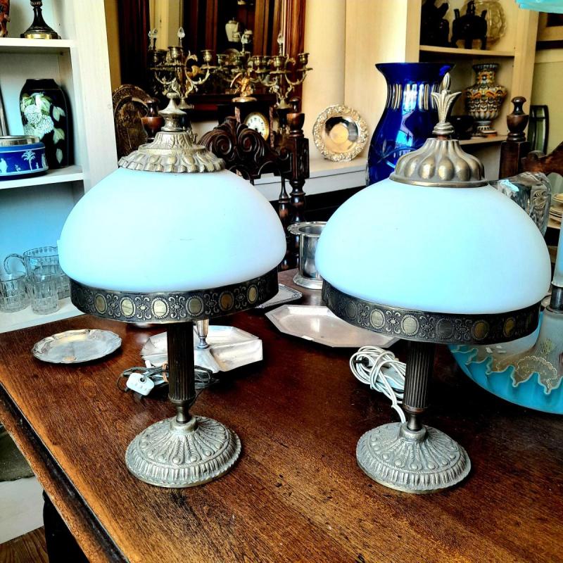 Antiguo Par De Lámparas De Bronce Con Pantallas De Opalina