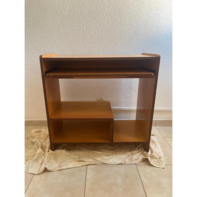 Mesa Escritorio para computadora, de madera. Con alzada y espacio para CPU y accesorios.