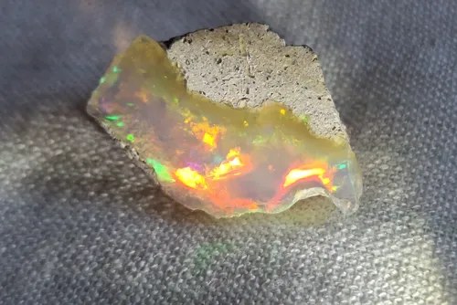 Opalo Blanco - Semi Pulido, Etiopia Iridiscente