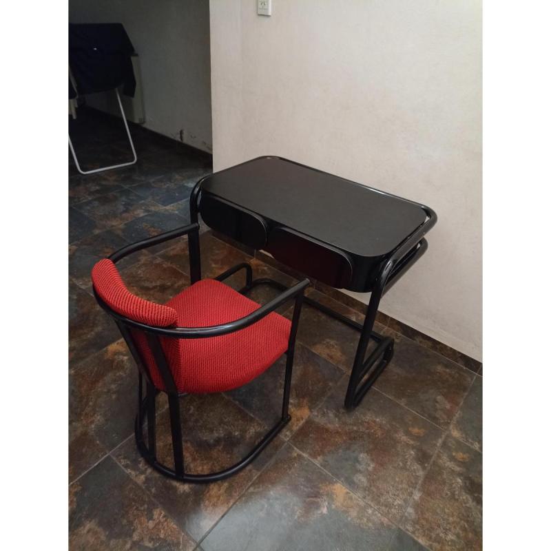 Escritorio Negro de Diseño + Silla Roja