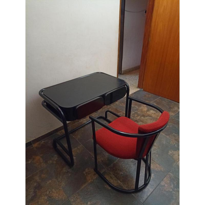 Escritorio Negro de Diseño + Silla Roja - 2
