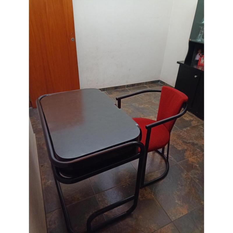 Escritorio Negro de Diseño + Silla Roja - 3