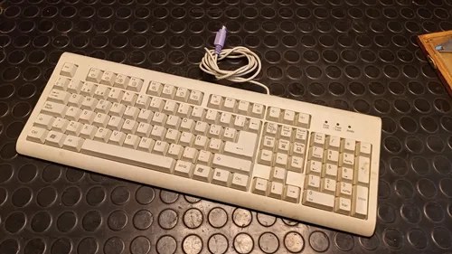 Antiguo Teclado Genérico Conector Ps/2 Español Amarillo
