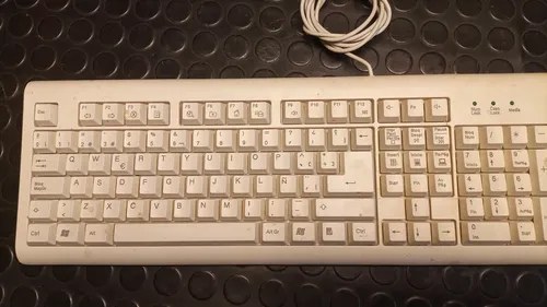 Antiguo Teclado Genérico Conector Ps/2 Español Amarillo - 7