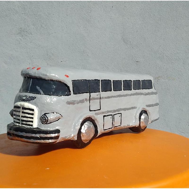 Om Orione bus 1952 de papel mache