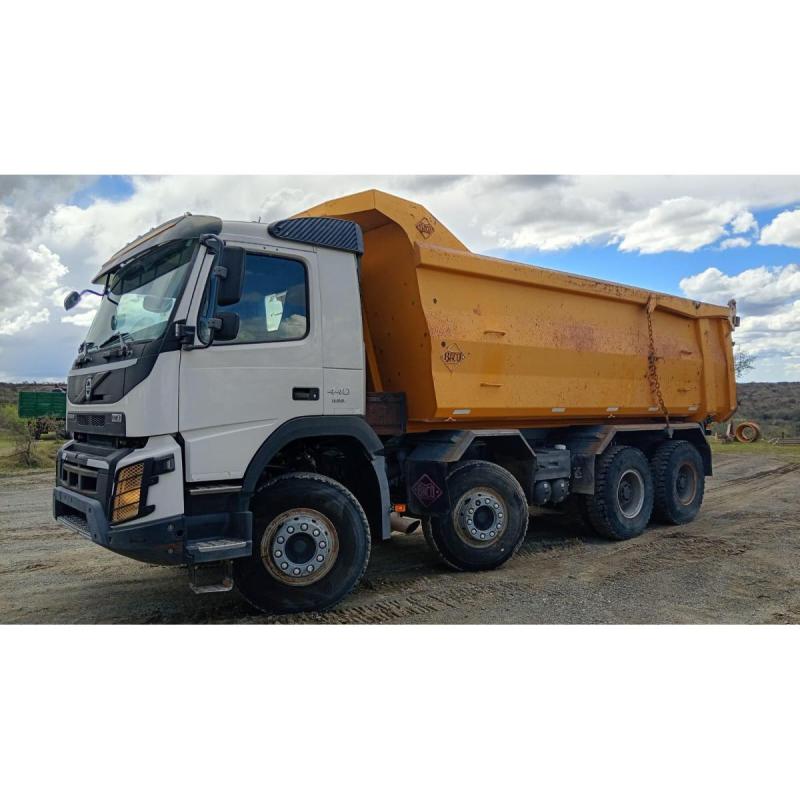 VOLVO FM440R AÑO 2015 96,000 KM 8 X 4 VOLCADORA BACO/HARDOX 24 METRO - 2