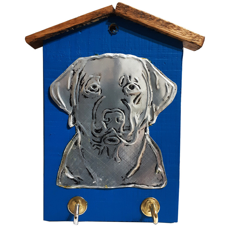 Porta Llaves Artesanal Con Figura en Aluminio Repujado