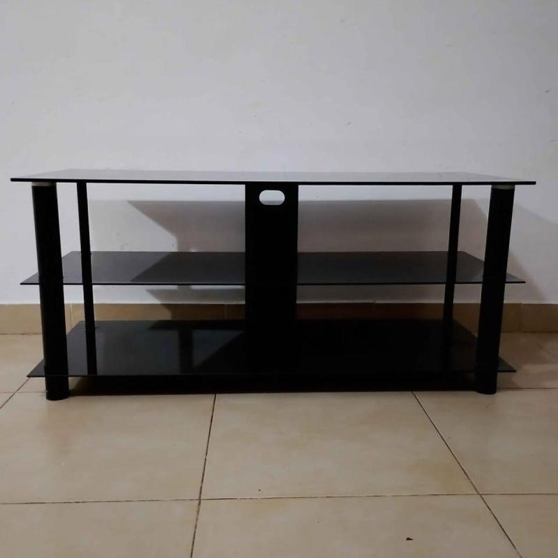 Mesa para tv de cristal negro en impecable estado por Zona Boulogne