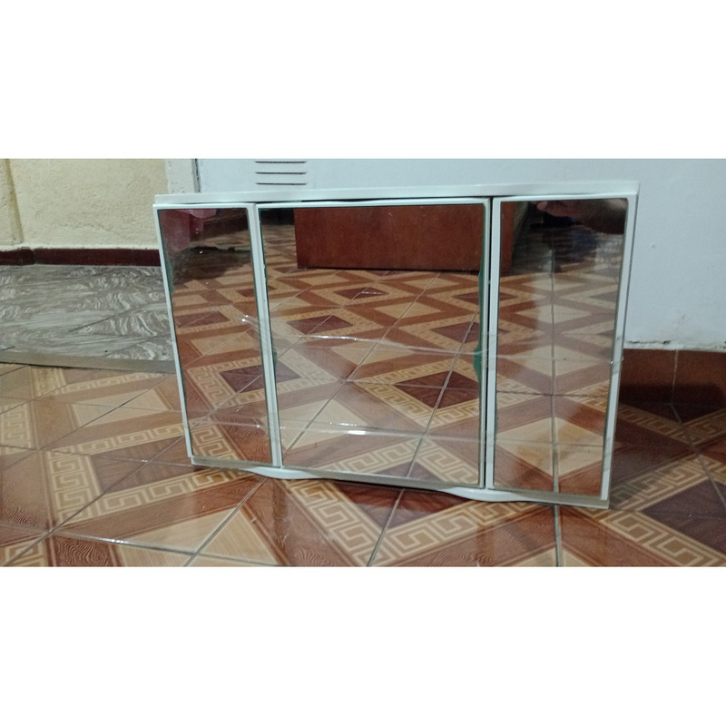 Botiquín vidriado tres puertas y base de vidrio adentro color blanco