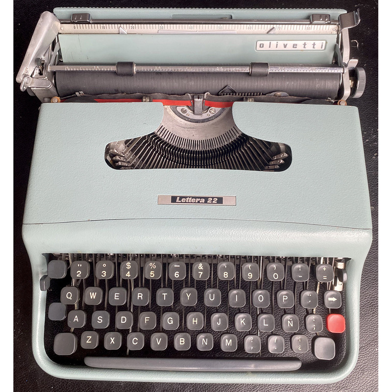 Máquina de Escribir Olivetti Lettera 22 + Estuche