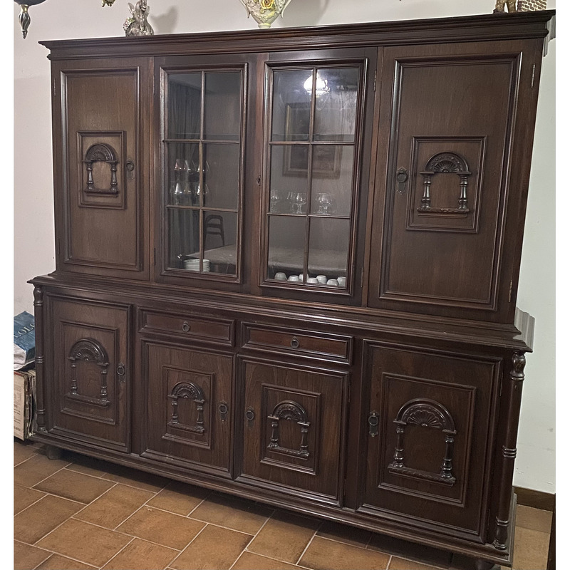 Mueble antiguo con vitrina