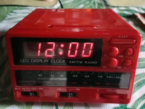Reloj Despertador Digital Technidyne Con Radio Am/fm Retro Rojo
