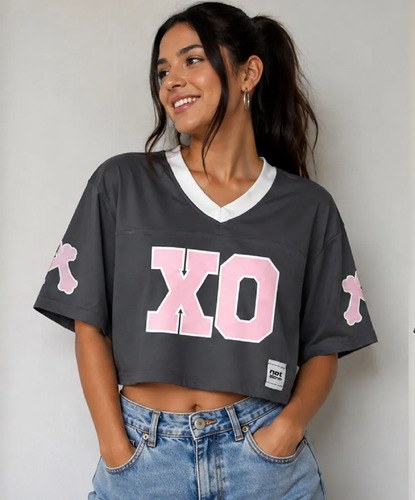 Remera T-m-l Oversize Crop Boxy Fit Algodon Escote V Ox Gris Logo M