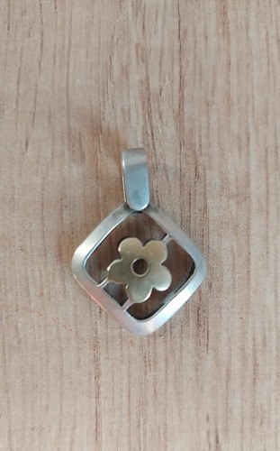 Dije Medalla Plata Y Oro Flor Consultar Stock Plateado