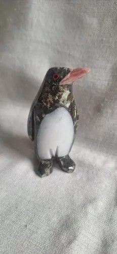 Figura De Pingüino Tallada En Onix Con Pico De Rodocrosita Verde Y Blanco