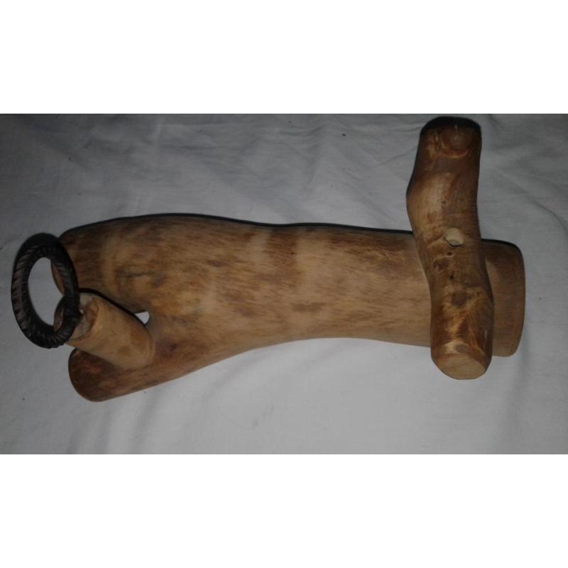 Porta botella artesanal en madera y hierro