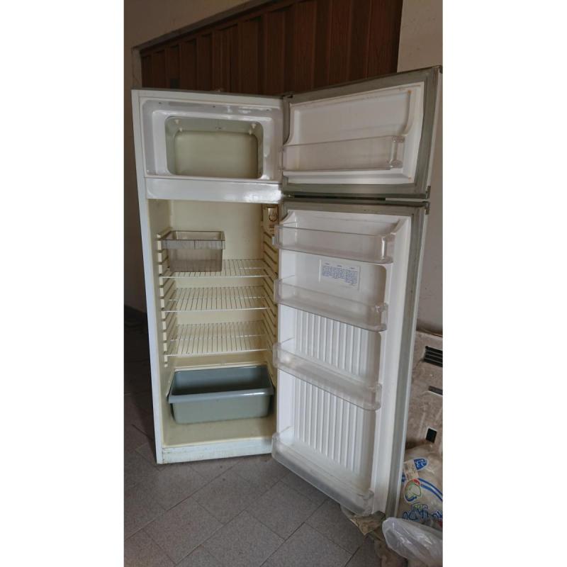 Heladera LACAR para reparar motocompresor. Gabinete impecable