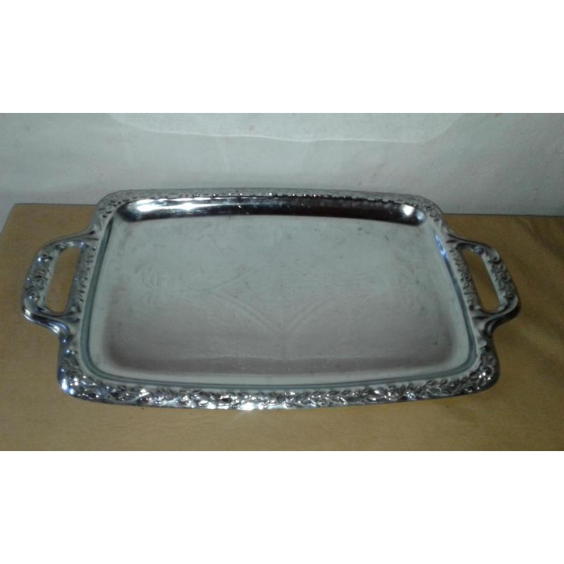 Fuente En Acero Inoxidable Con Asas, Finamente Tallada En Su Interior